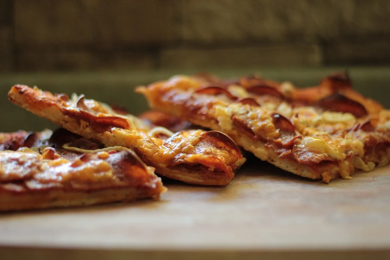 Pizza a rewolucje kulinarne: Jak zmieniała światowy smak