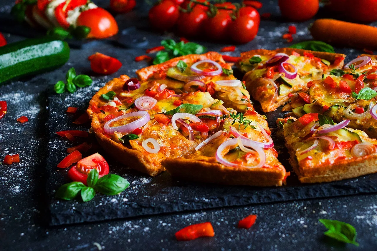 Pizza inspirowana kuchnią grecką – feta, oliwki i oregano
