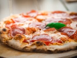 Focaccia z karmelizowaną cebulą i serem kozim