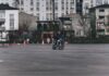 Jak przygotować się do pierwszego szkolenia motocyklowego – praktyczny poradnik dla początkujących Motocyklista ćwiczący slalom między pachołkami na placu w mieście