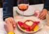 Włoska kolacja przy świecach: menu, które zawsze robi wrażenie Para przy romantycznej włoskiej kolacji przy świecach z sercowym talerzem