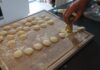 Dlaczego domowe ravioli pękają podczas gotowania i jak temu zaradzić Przygotowywanie domowych ravioli nożem do makaronu na oprószonej mąką desce