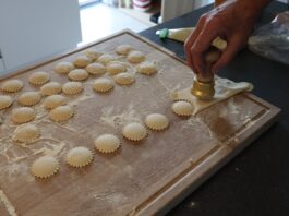 Dlaczego domowe ravioli pękają podczas gotowania i jak temu zaradzić Przygotowywanie domowych ravioli nożem do makaronu na oprószonej mąką desce