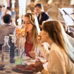 Jak krok po kroku zorganizować włoski wieczór degustacyjny w domu Przyjaciele przy włoskiej kolacji w przytulnej restauracji