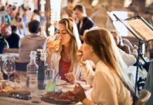 Przyjaciele przy włoskiej kolacji w przytulnej restauracji