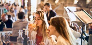 Przyjaciele przy włoskiej kolacji w przytulnej restauracji