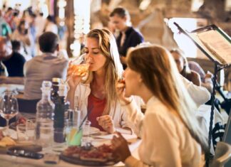 Jak krok po kroku zorganizować włoski wieczór degustacyjny w domu Przyjaciele przy włoskiej kolacji w przytulnej restauracji