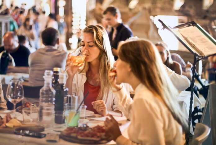 Przyjaciele przy włoskiej kolacji w przytulnej restauracji