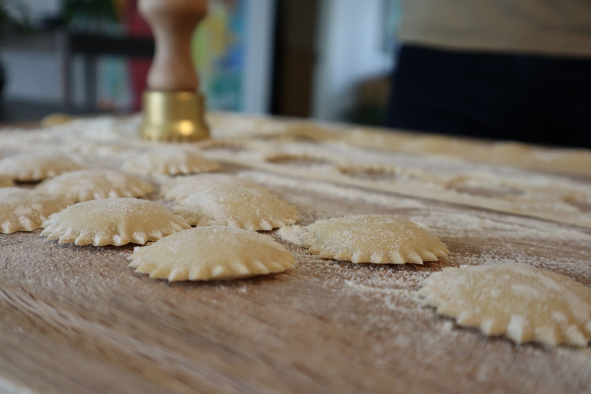 Surowe ravioli na stolnicy oprószonej mąką przed gotowaniem