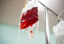 Worek z kroplówką podłączony do wenflonu w szpitalnym otoczeniu