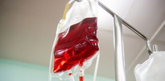 Wlewy witaminowe na odporność w Krakowie: kiedy warto rozważyć kroplówkę dożylną Worek z kroplówką podłączony do wenflonu w szpitalnym otoczeniu
