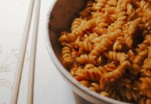 Tanie gotowanie po włosku: aromatyczne dania z kilku prostych składników Miska spirali makaronu przygotowanego do jedzenia w stylu włoskim