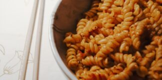 Miska spirali makaronu przygotowanego do jedzenia w stylu włoskim