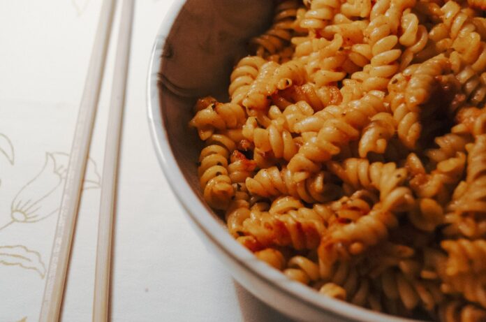 Miska spirali makaronu przygotowanego do jedzenia w stylu włoskim Miska spirali makaronu przygotowanego do jedzenia w stylu włoskim