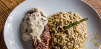 Jak przygotować risotto bez alkoholu, aby zachować głębię smaku i aromatu charakterystyczną dla kuchni włoskiej Stek z sosem podany z kremowym risotto grzybowym na talerzu