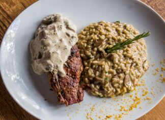 Jak przygotować risotto bez alkoholu, aby zachować głębię smaku i aromatu charakterystyczną dla kuchni włoskiej Stek z sosem podany z kremowym risotto grzybowym na talerzu