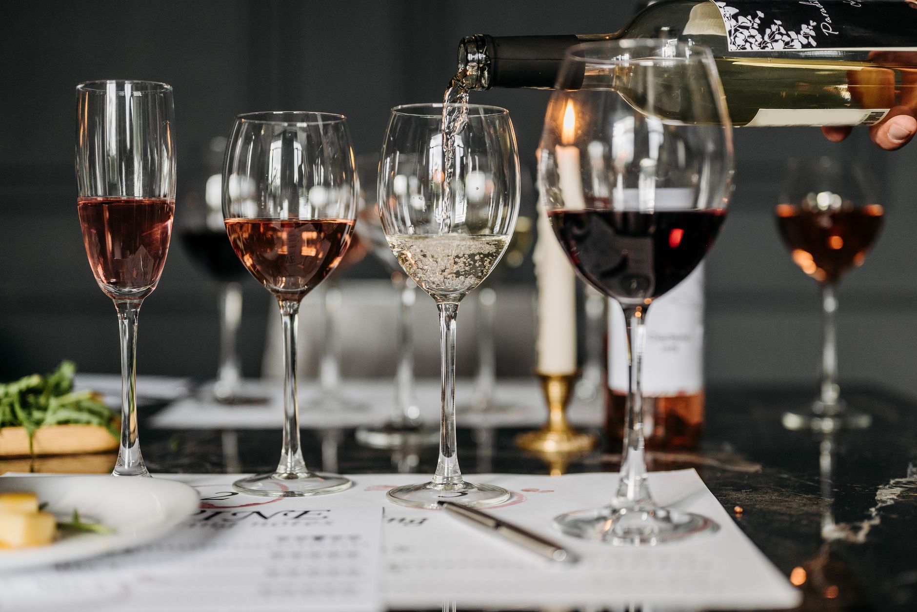 Elegancka degustacja win z nalewaniem różnych trunków do kieliszków
