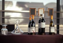 Jak urządzić w domu degustację włoskich win: wybór butelek, przekąski i kolejność podawania Elegancka prezentacja włoskich win z butelkami i karafką na stole