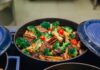 Jak przygotować warzywa do włoskich antipasti: marynowanie, pieczenie i blanszowanie z wyczuciem Pieczone warzywa z mięsem w niebieskim naczyniu casserole