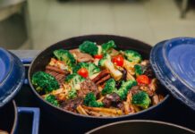 Jak przygotować warzywa do włoskich antipasti: marynowanie, pieczenie i blanszowanie z wyczuciem Pieczone warzywa z mięsem w niebieskim naczyniu casserole