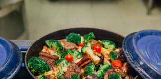 Jak przygotować warzywa do włoskich antipasti: marynowanie, pieczenie i blanszowanie z wyczuciem Pieczone warzywa z mięsem w niebieskim naczyniu casserole