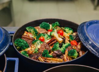 Jak przygotować warzywa do włoskich antipasti: marynowanie, pieczenie i blanszowanie z wyczuciem Pieczone warzywa z mięsem w niebieskim naczyniu casserole