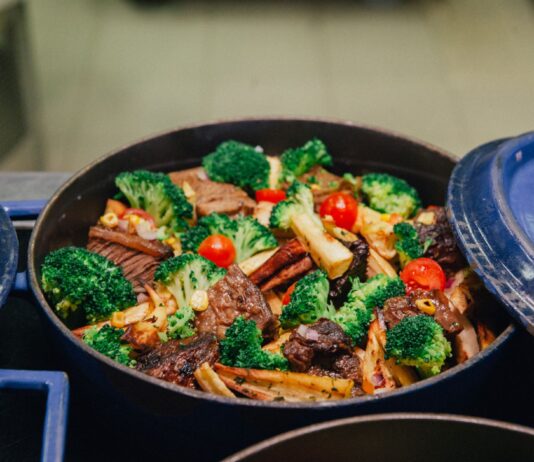 Jak przygotować warzywa do włoskich antipasti: marynowanie, pieczenie i blanszowanie z wyczuciem Pieczone warzywa z mięsem w niebieskim naczyniu casserole