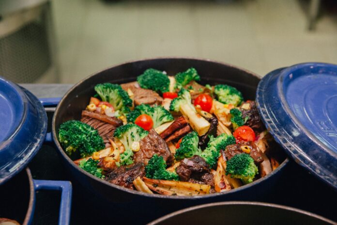 Pieczone warzywa z mięsem w niebieskim naczyniu casserole Pieczone warzywa z mięsem w niebieskim naczyniu casserole
