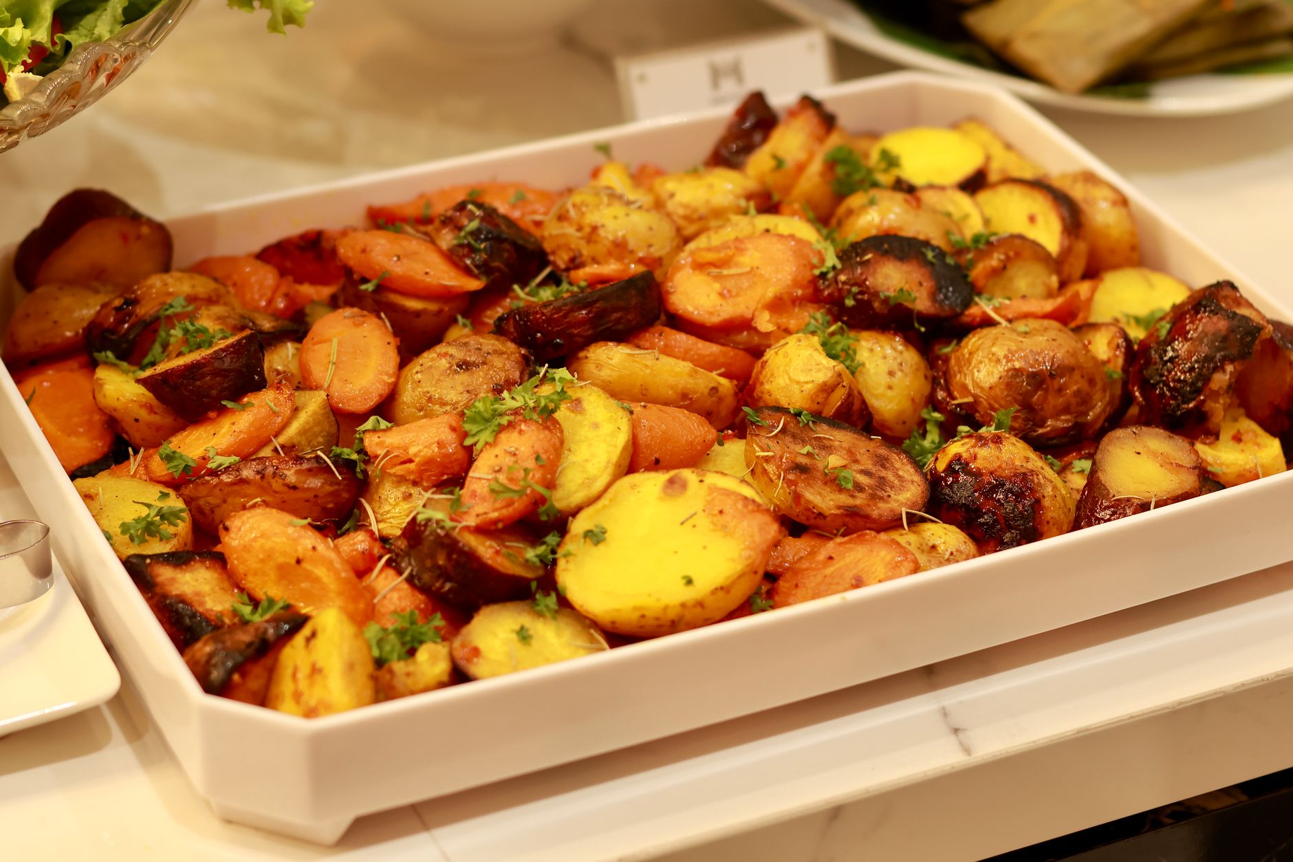 Pieczone ziemniaki i marchew z ziołami w blasze do pieczenia