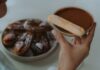Lekkie włoskie desery po obfitej kolacji: co podać, by nie obciążyć żołądka gości Zbliżenie na tiramisu z biszkoptem i churros na deser