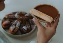Lekkie włoskie desery po obfitej kolacji: co podać, by nie obciążyć żołądka gości Zbliżenie na tiramisu z biszkoptem i churros na deser