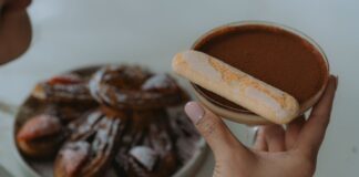 Lekkie włoskie desery po obfitej kolacji: co podać, by nie obciążyć żołądka gości Zbliżenie na tiramisu z biszkoptem i churros na deser