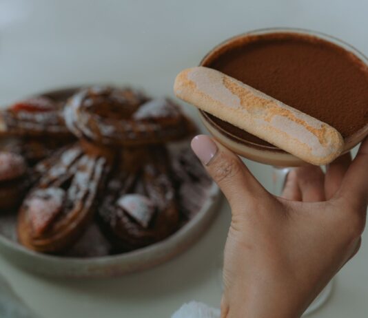 Lekkie włoskie desery po obfitej kolacji: co podać, by nie obciążyć żołądka gości Zbliżenie na tiramisu z biszkoptem i churros na deser